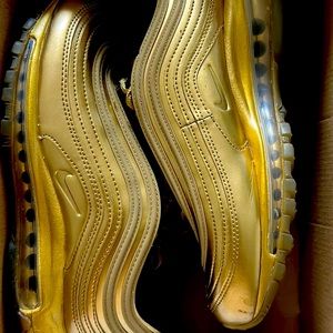 All Golden Nike Aix Max!! For men or women! Size 8 in men!! Very good condition!
